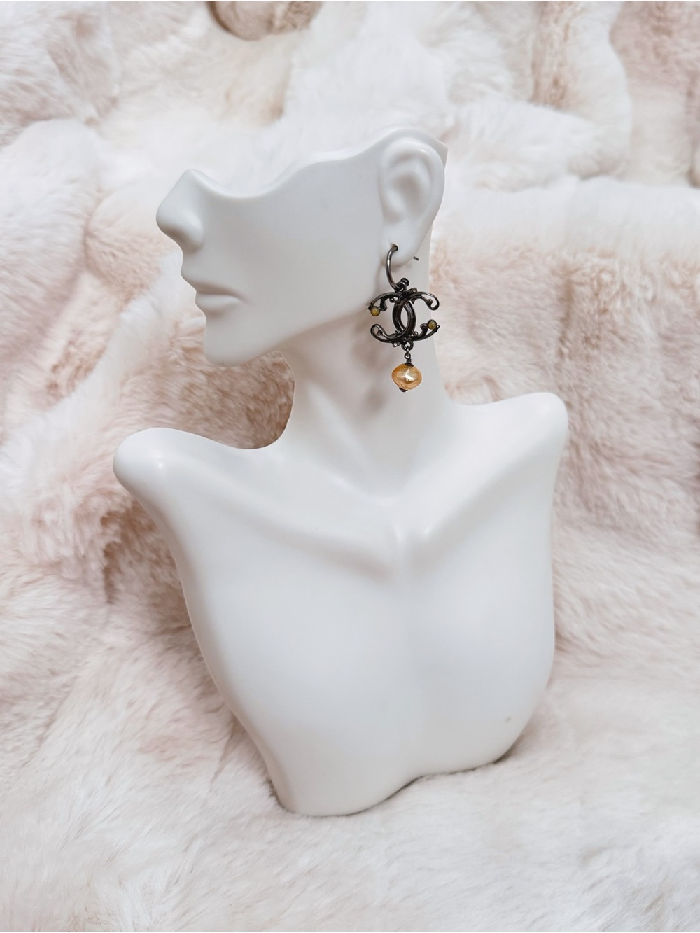 Chanel vintage gunmetal-toned earrings with CC logo and pearl drops - Picture 8 of 8